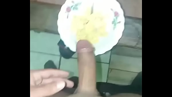Sumiso hace cereal con orina para su ama